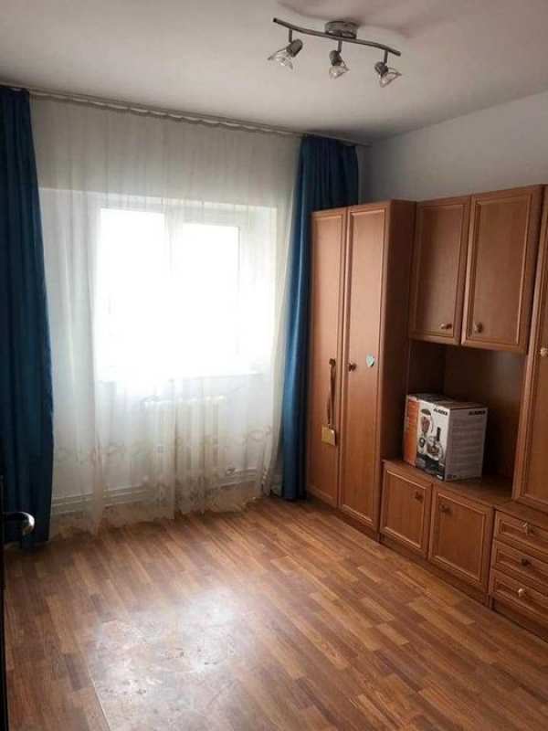 PROPRIETAR vand apartament cu 3 camere, 2 bai, garaj FARA COMISION