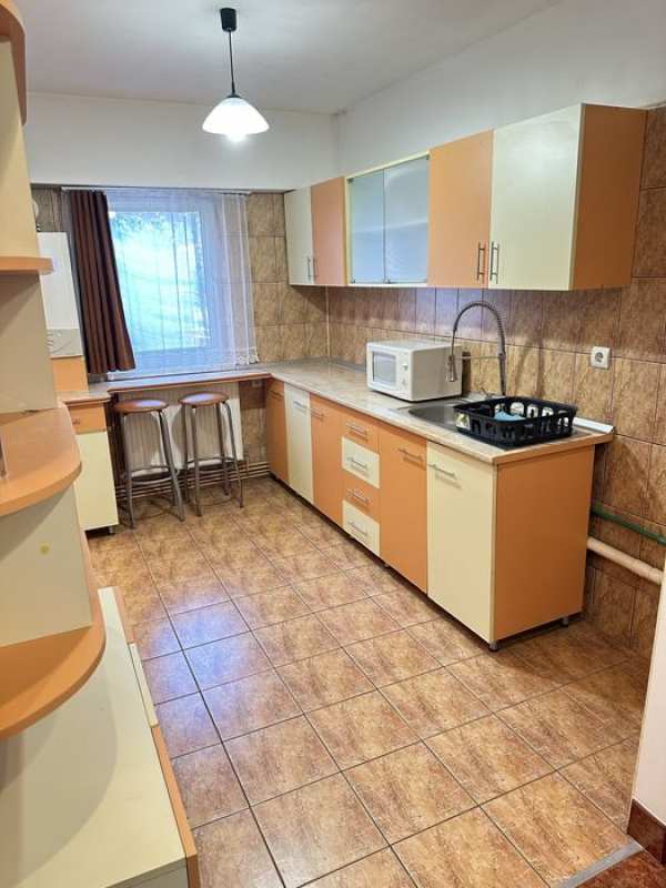 Inchiriez apartament 2 camere decomandat