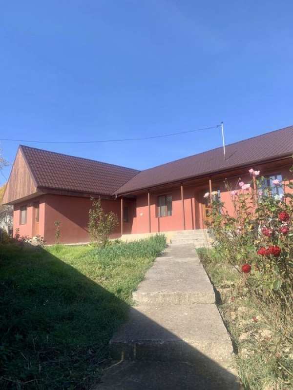 Casa de vanzare cu 4 camere in Lipova, Bacau