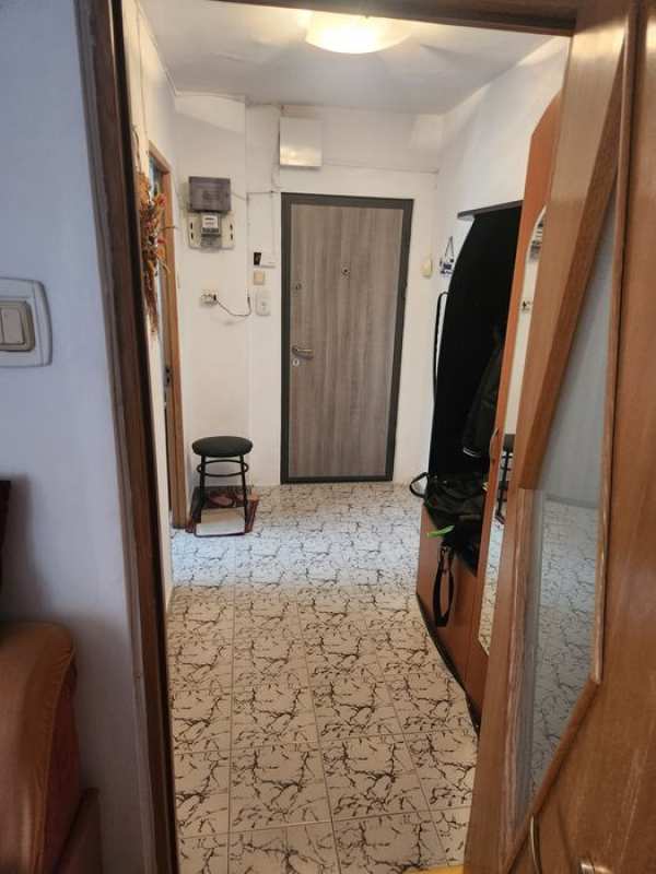 Închiriez apartament 3 camere sector 4