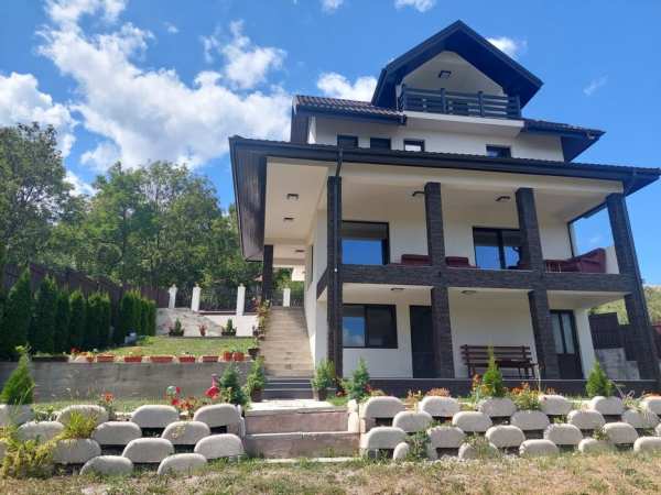 Vând casa în Comarnic