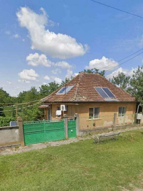 Casa de vânzare în Maderat judetul Arad cu livada