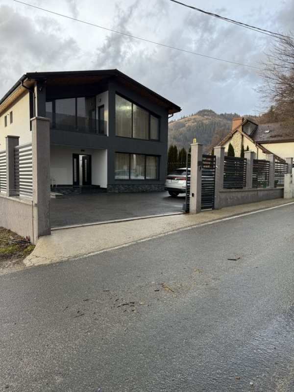 Cabană situata Statiunea  Parâng  Petrosani cota 1300