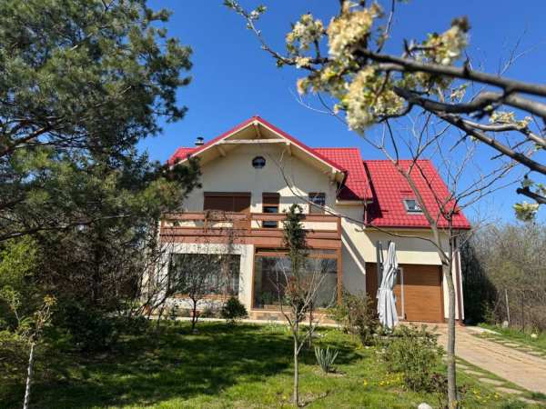 Casa cu garaj si beci, in zona Metro