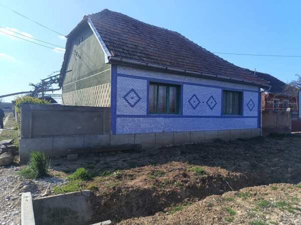 Vând casă în comuna Jebel