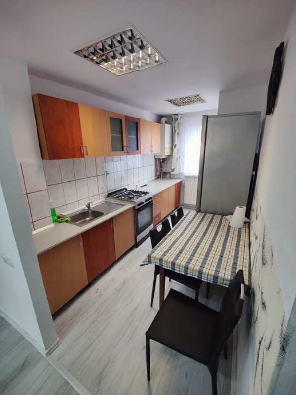 Închiriez apartament cu 3 camere