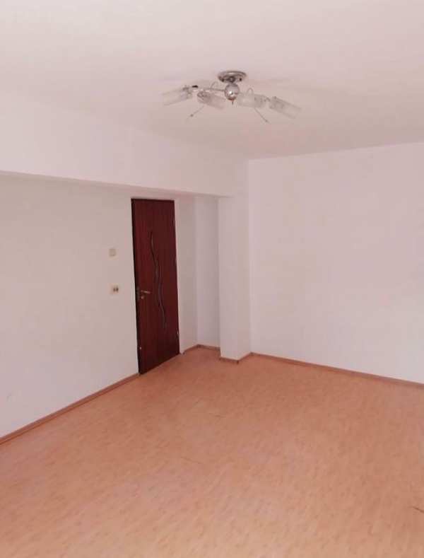 De vânzare apartament 3 camere etaj 1 în orasul BALS jud OLT