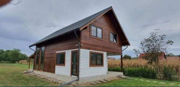 Case pe structura metalica si lemn