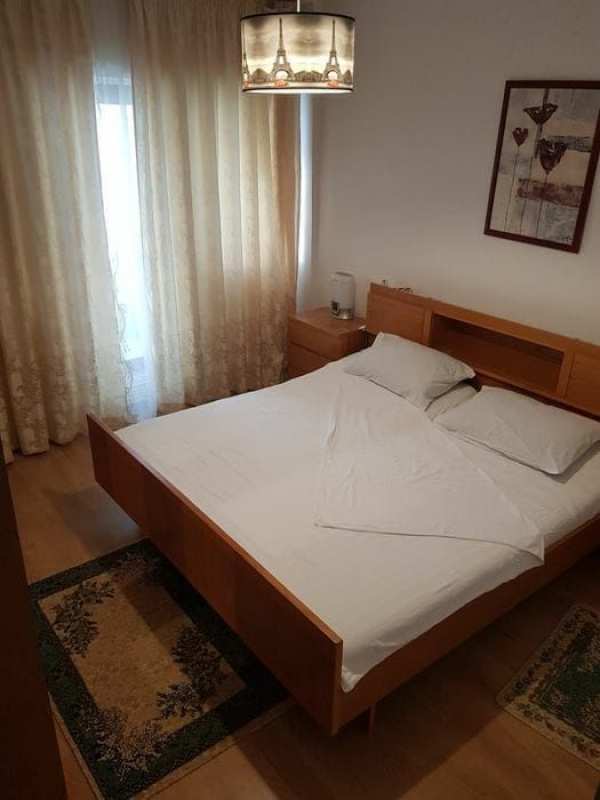 Inchiriez apartament 3 camere