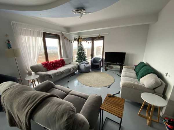 Duplex de închiriat cu curte si terasă, zonă liniștită