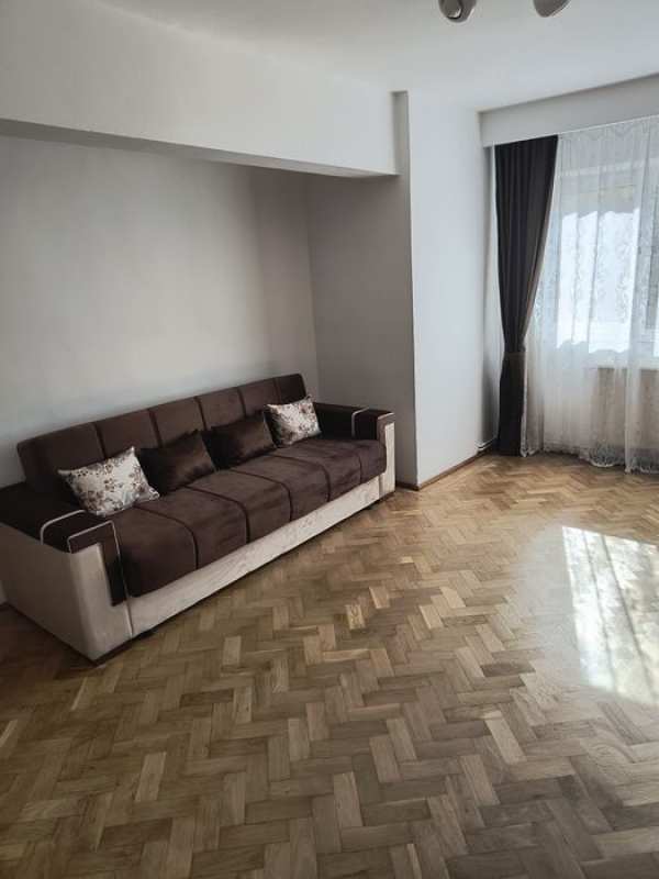 Închiriez apartament