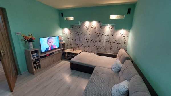Dau în chirie apartament 2 camere, decomandat, mobilat și utilat.