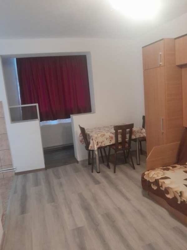 Dau în chirie garsoniera renovata recent cu mașina de spălat aragaz