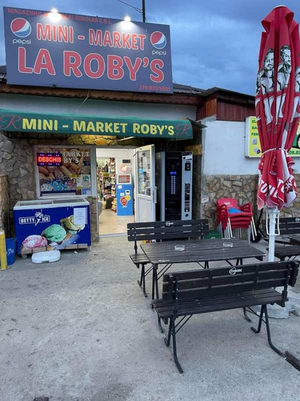 Se vinde 3 spatii comerciale + birouri+ terase+casa P + etaj + teren