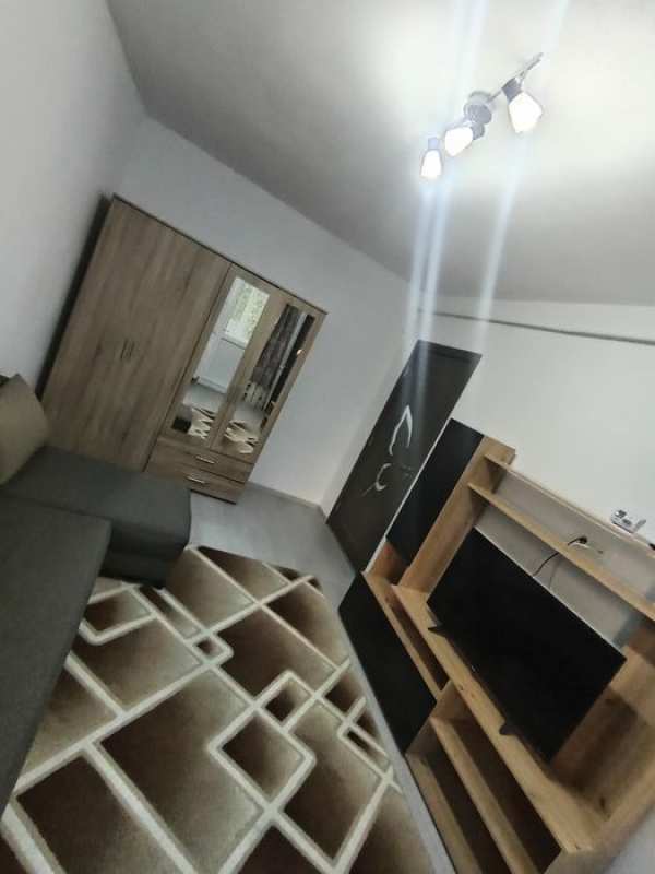 Închiriez garsoniera confort 1