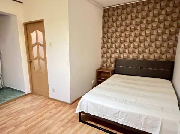 Inchiriez apartament o camera, zona Tineretului.