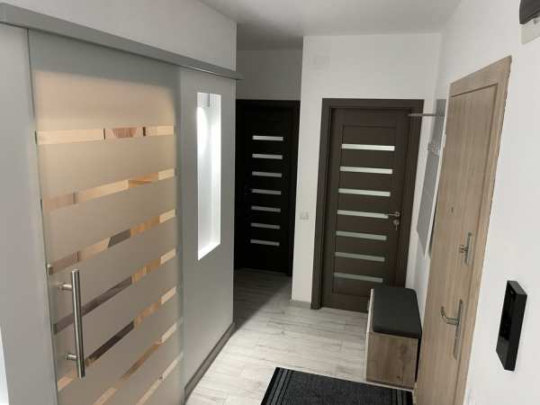 Inchiriez apartament cu 2 camere si parcare Unirii