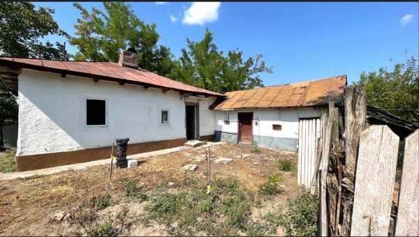 Casa tradițională de vânzare in Godeanu-Silistea sat.