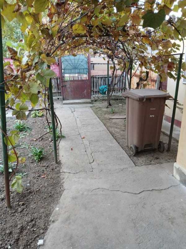 Închiriez casa la curte în zona Bucureștii Noi