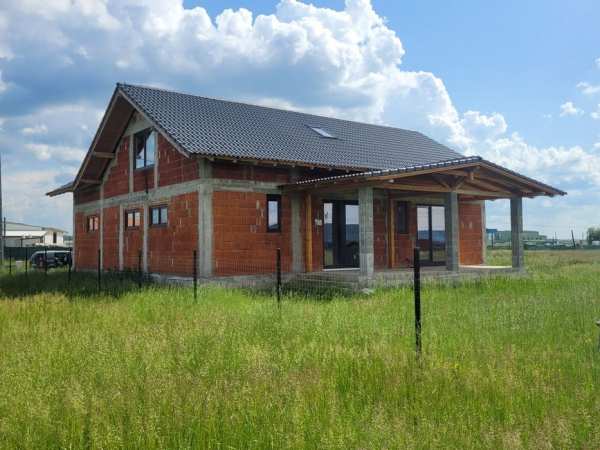 Casa in rosu de vanzare