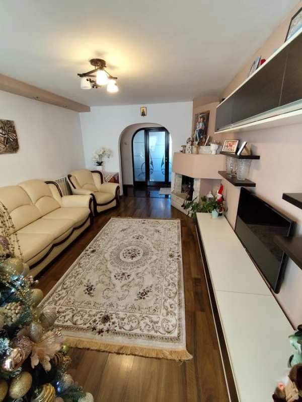 Apartament de vânzare cu 3 camere decomandat