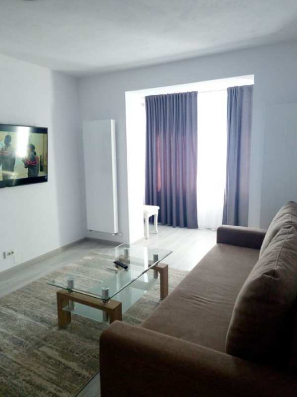 Închiriez apartament 2 camere semidecomandat