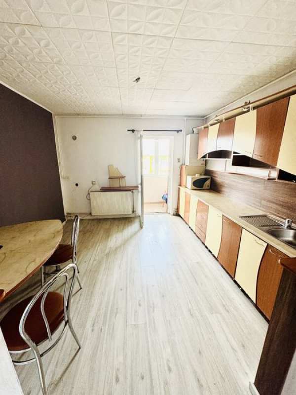 Apartament 4 camere de vanzare !