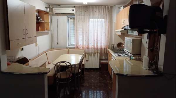 Inchiriez apartament decomandat 3 camere tip C