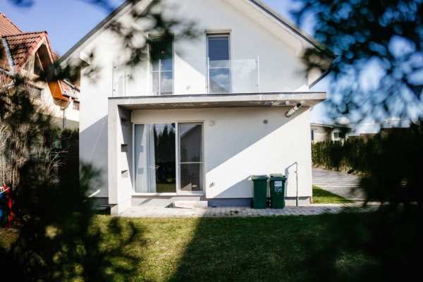 De vânzare trei case moderne într-o stradă privată