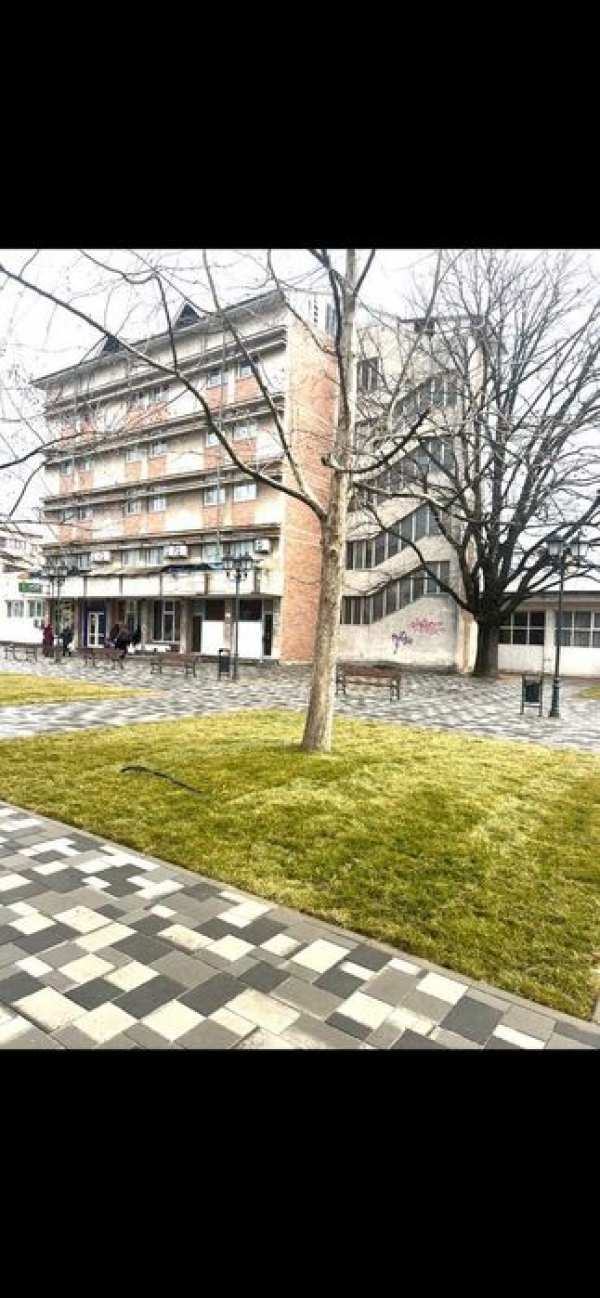 Inchiriez spatii comerciale in Hotel Central.