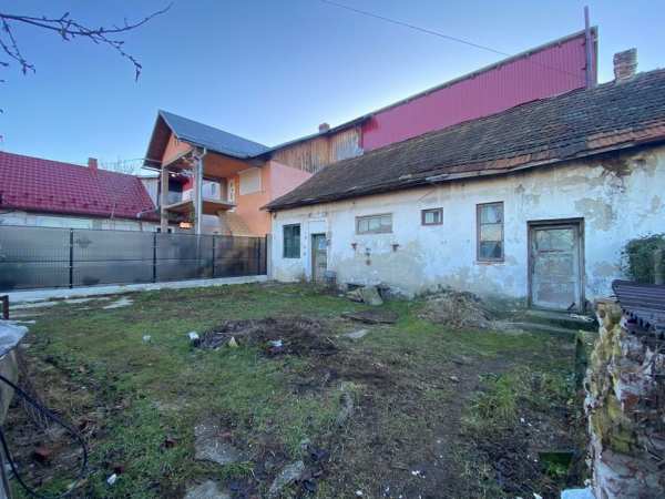 De vanzare apartament + curte