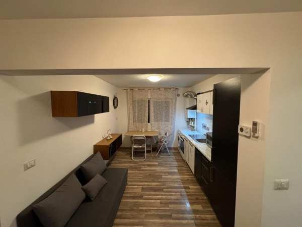 Închiriez apartament