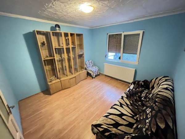 Vand apartament 2 camere,decomandat,etaj 3