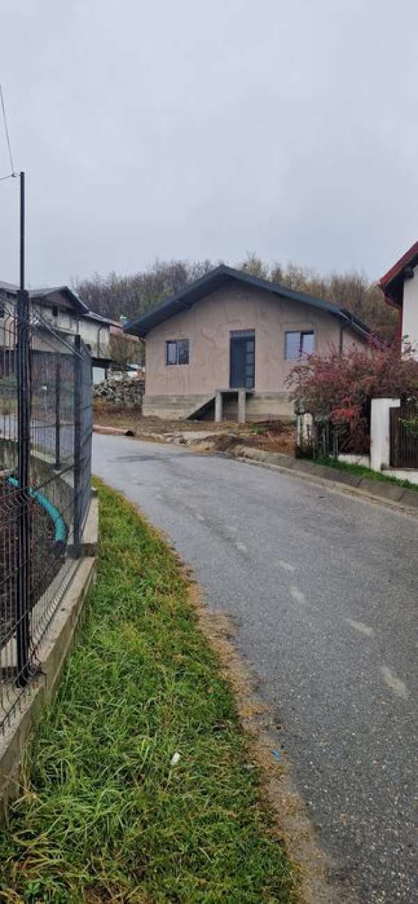Vând casa în vladesti