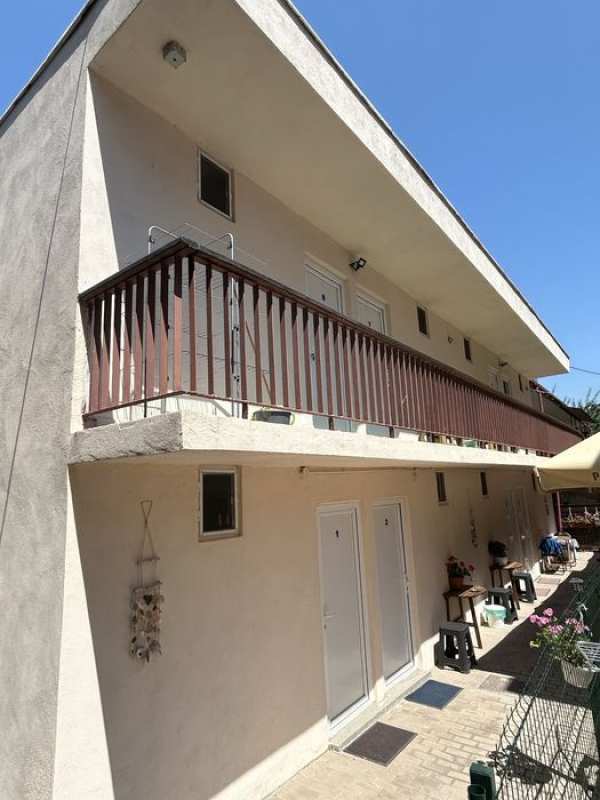 Vila 8 camere - Saturn - afacere la cheie