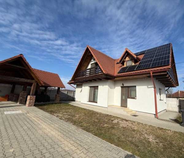 Casă Spațioasă cu Panouri Fotovoltaice, Baia de Cris , Hunedoara