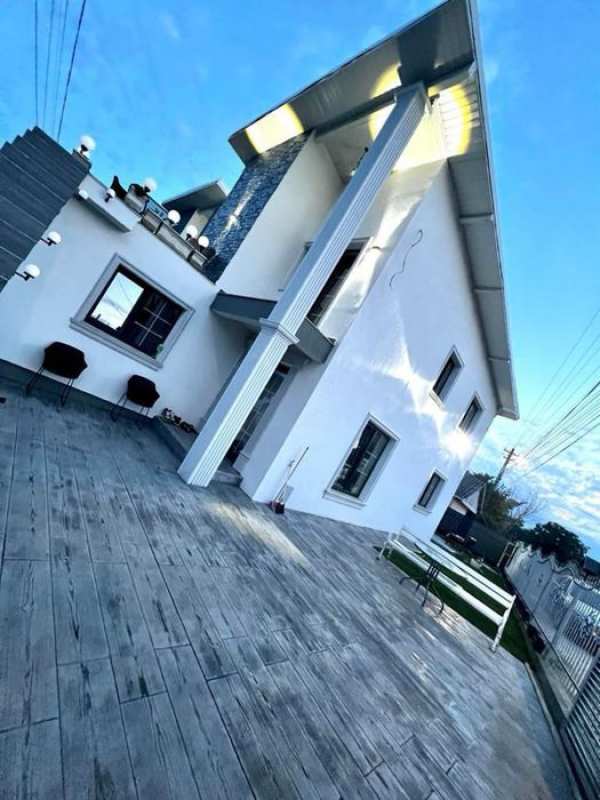 Inchiriez vilă 5 camere