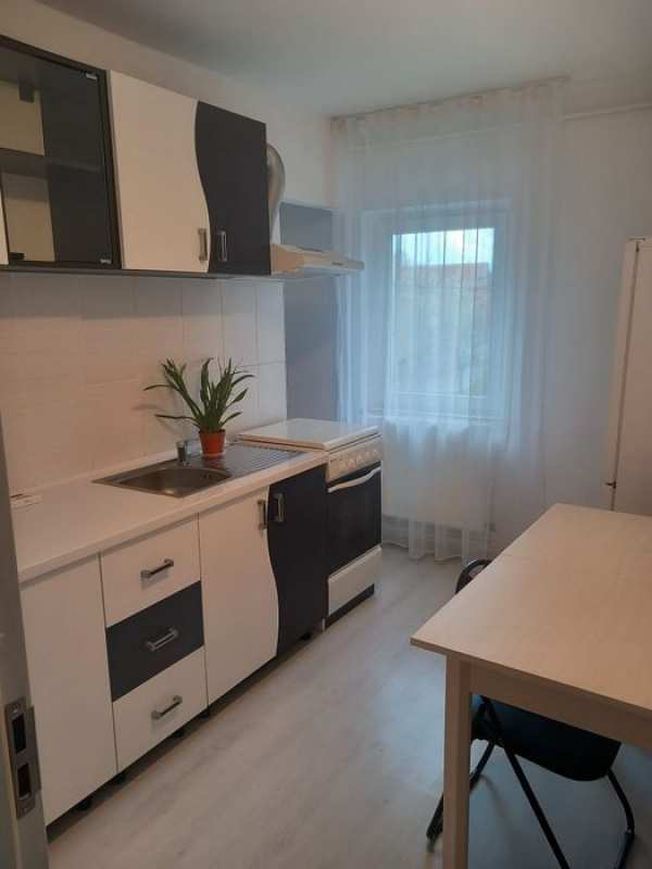 Închiriez apartament