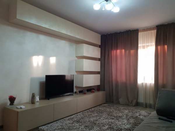 Vand apartament cu 4 camere