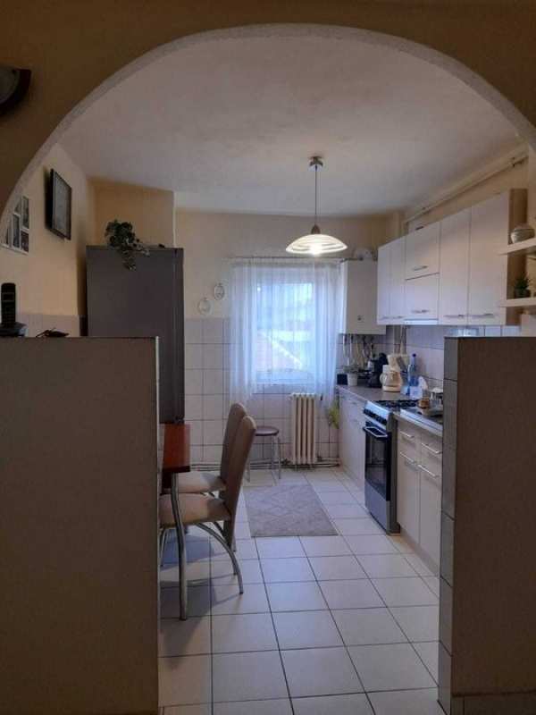 Pers fizica vand apart 3 camere decomandat zona centrala