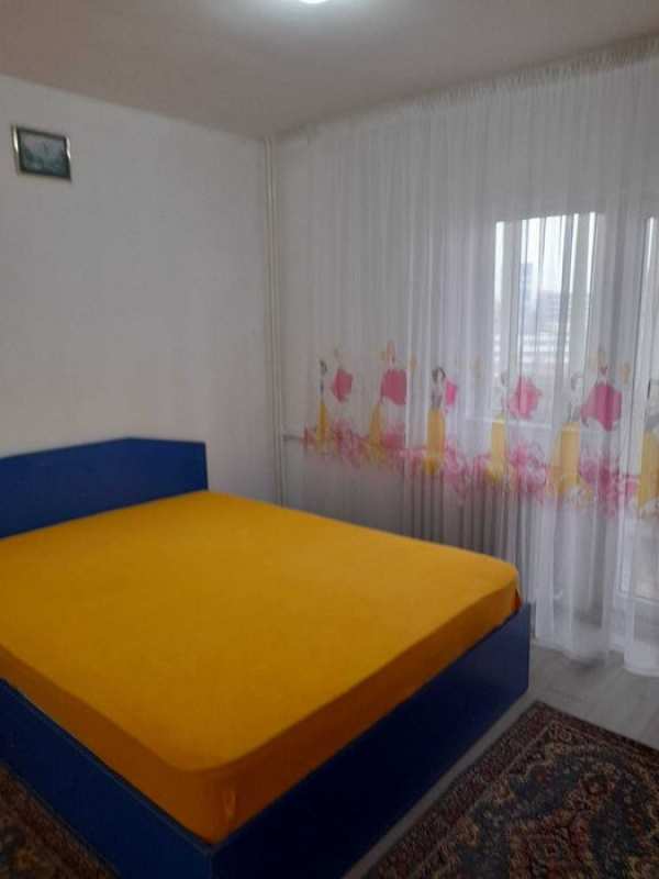 Ofer spre inchiriere apartament cu 3 camere zona Ritmului