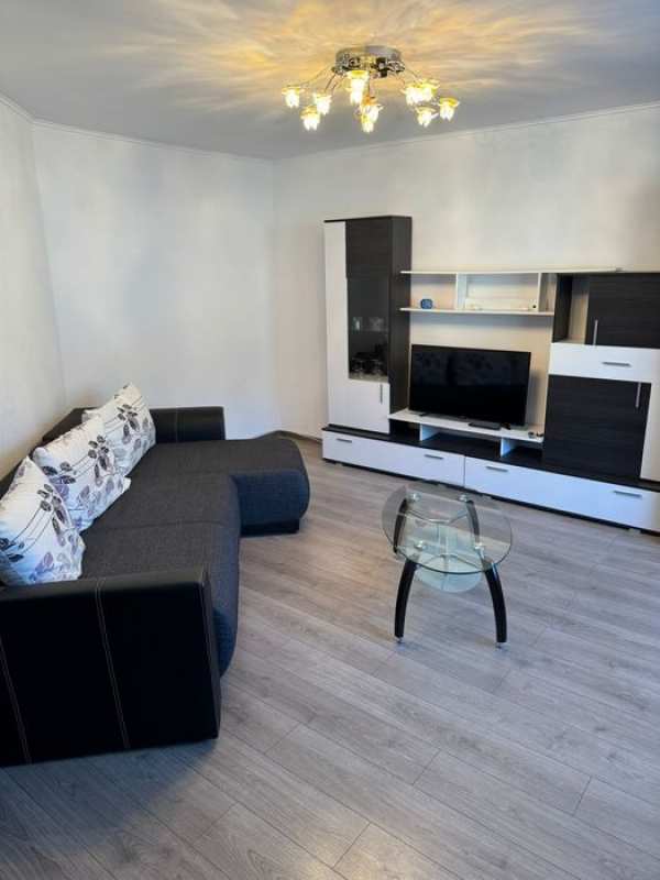 Inchirez apartament cu 2 camere la etaj 3
