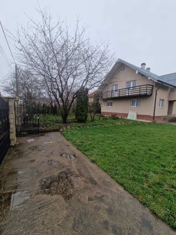 Vand casa cu teren 10 ari rândul 1 pe sens unic inainte de rar Scheia