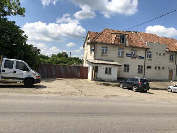 Vand spatiu comercial cu teren industrial