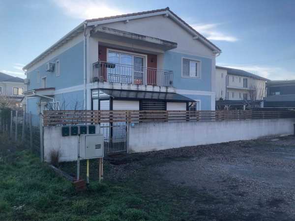 Proprietar Vand Apartament cu 3 camere si 160mp teren in proprietate