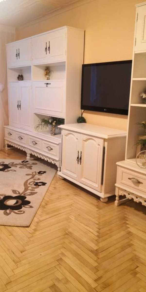 Vand apartament cu 3 camere decomandat ,renovat,mobilat.