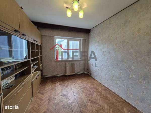 Apartament cu 3 camere, decomandat, Centru