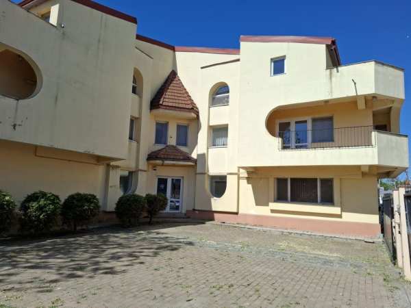 Casă pe Faleza Dunarii-4 apartamente+ teren geneors-Braila