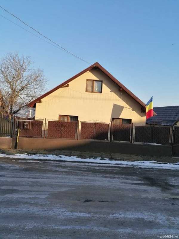 Vand casa recent renovata cu garaj pt 2 masini, strada linistita