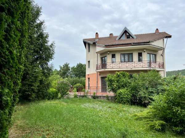 Vând vilă Valea Ursului